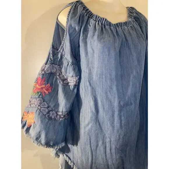 Womens Standard Grace M Embroidered Sleeve Chambray Top - Picture 2 of 8